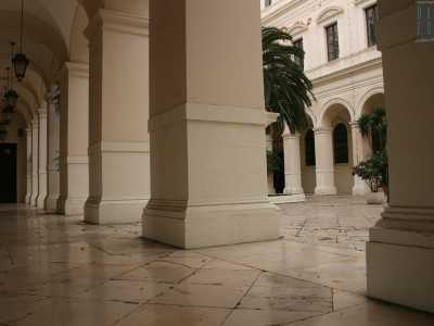 Varchiamo l'accesso e superiamo un androne semibuio, ritrovandoci cos� in un arioso cortile porticato su cui fanno capolino le numerose finestre dei piani superiori: sembra di essere in un convento